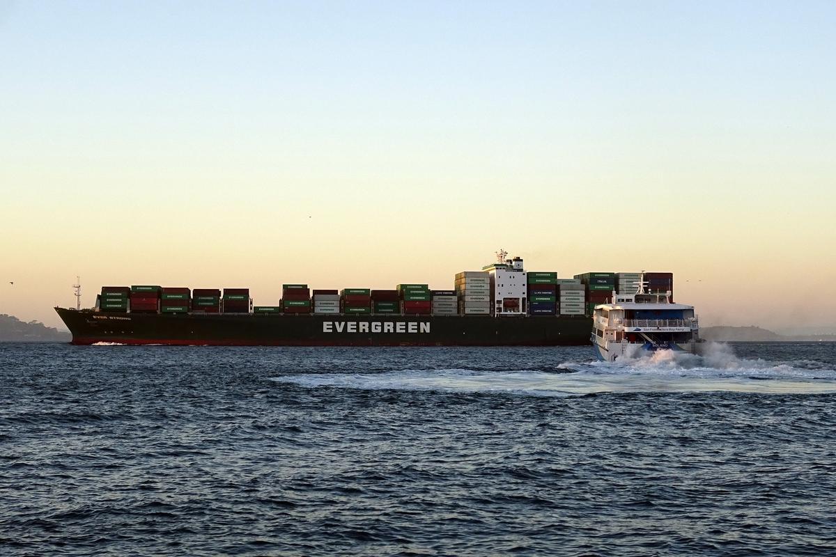 Why Florida is in high demand for logistics and distribution?